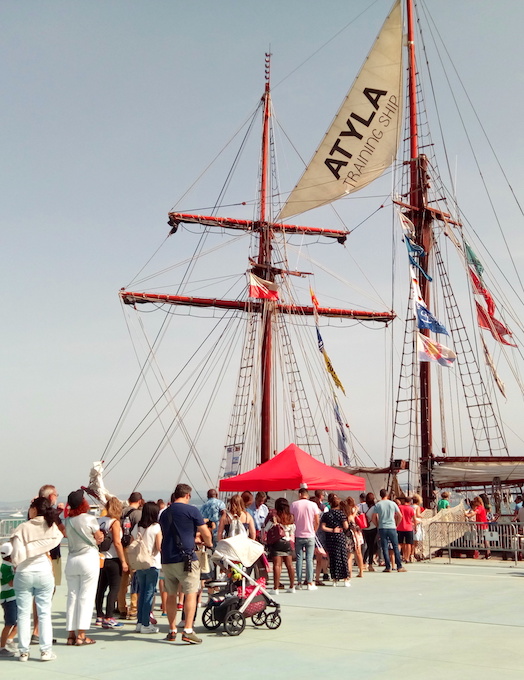 Bisitatu ontzia, zain dagoen jende ilara, ateak irekiak, Atyla ontzia, fundazioa, belaontzia, ontziratu