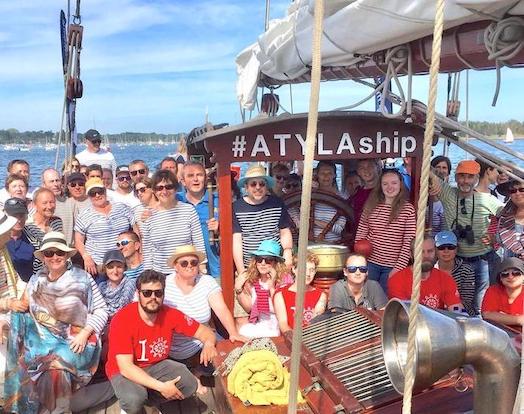 Firmenevent an Bord der Atyla Schiff Segeln Gruppenbild Team Unternehmen Frankreich Spanien Baskenland Boot Buchen Angebot Große Gruppe